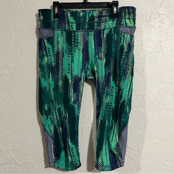 Athleta Green Arrow Be Free Knicker Cropped Capri Size M - Picture 4 of 12